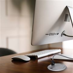 Solight USB vestavná zásuvka s víčkem, 1 zásuvka, plast, délka 1,5m, 3x 1mm2, USB 2100mA, stříbrná